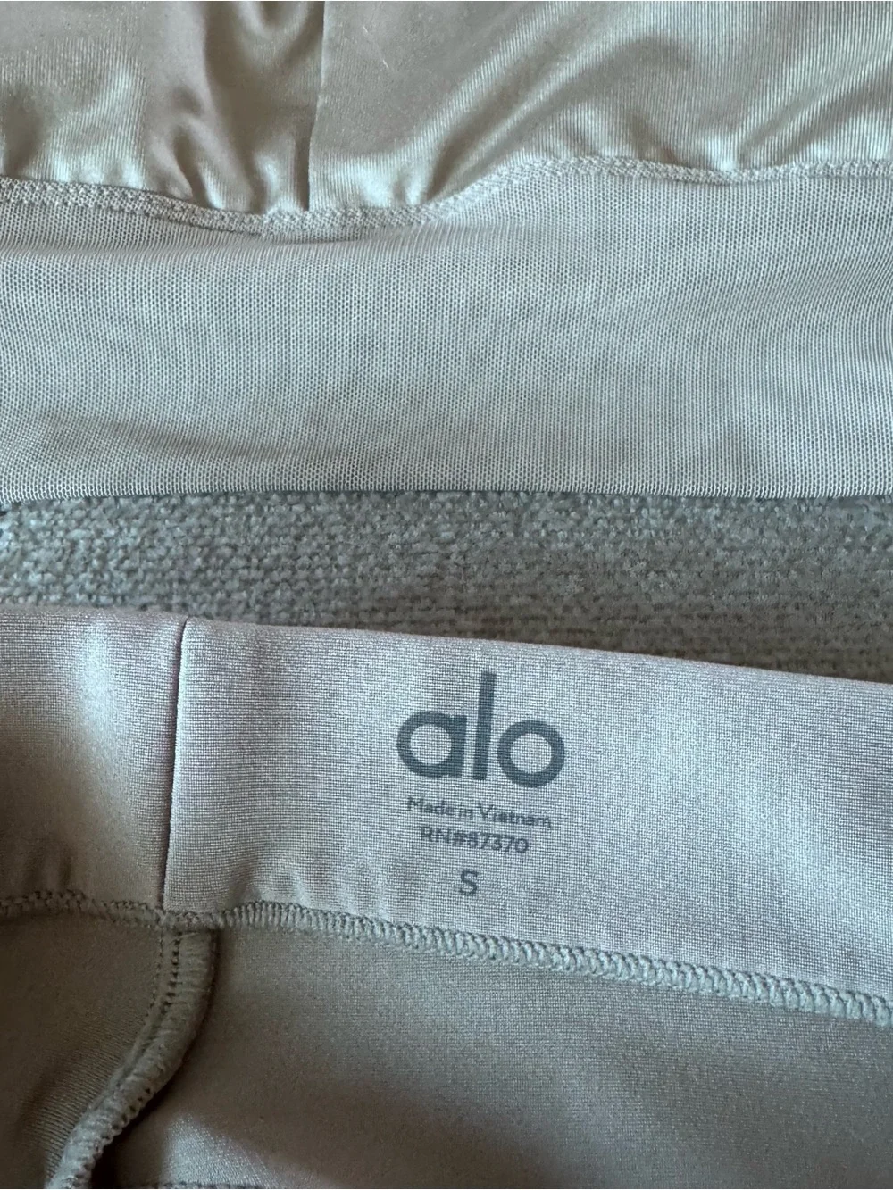 ALO Yoga excellent pre